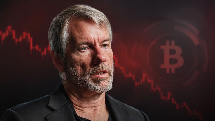 Michael Saylor vor rotem Chartbild und Bitcoin-Symbol
