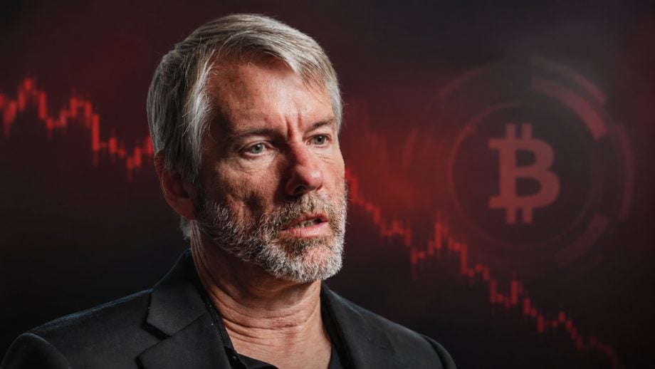 Michael Saylor vor rotem Chartbild und Bitcoin-Symbol