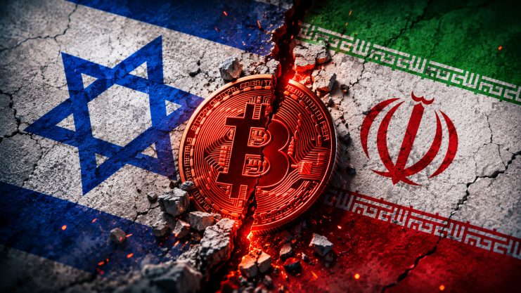 Die Flagge Israels und die des Iran stehen sich gegenüber. In der Mitte ist eine Bitcoin-Münze.