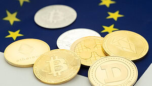 Das Bild zeigt mehrere physische Kryptowährungs-Token auf einer Flagge der Europäischen Union. Zu erkennen sind unter anderem Bitcoin, Ethereum, XRP, EOS und Dogecoin. Die EU-Sterne im Hintergrund sind leicht unscharf dargestellt, während die Krypto-Coins im Vordergrund liegen.