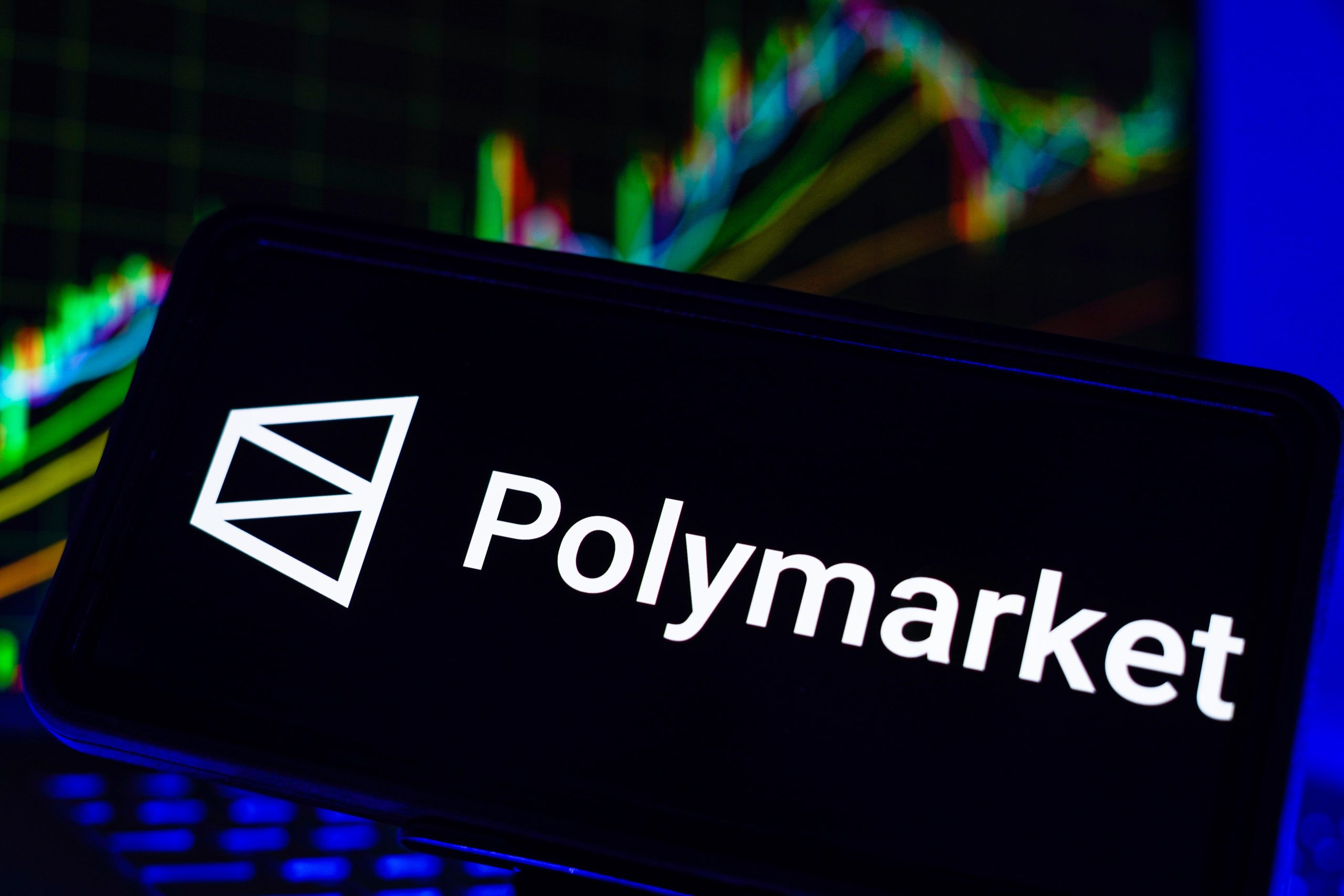 Das Bild zeigt das Polymarket-Logo auf einem Smartphone
