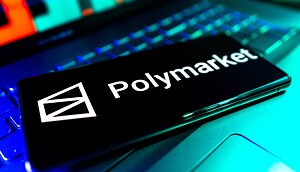 Das Bild zeigt das Polymarket-Logo auf einem Smartphone