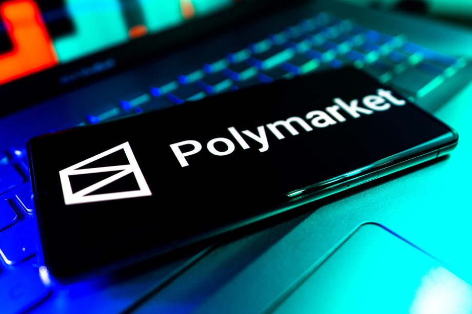 Das Bild zeigt das Polymarket-Logo auf einem Smartphone