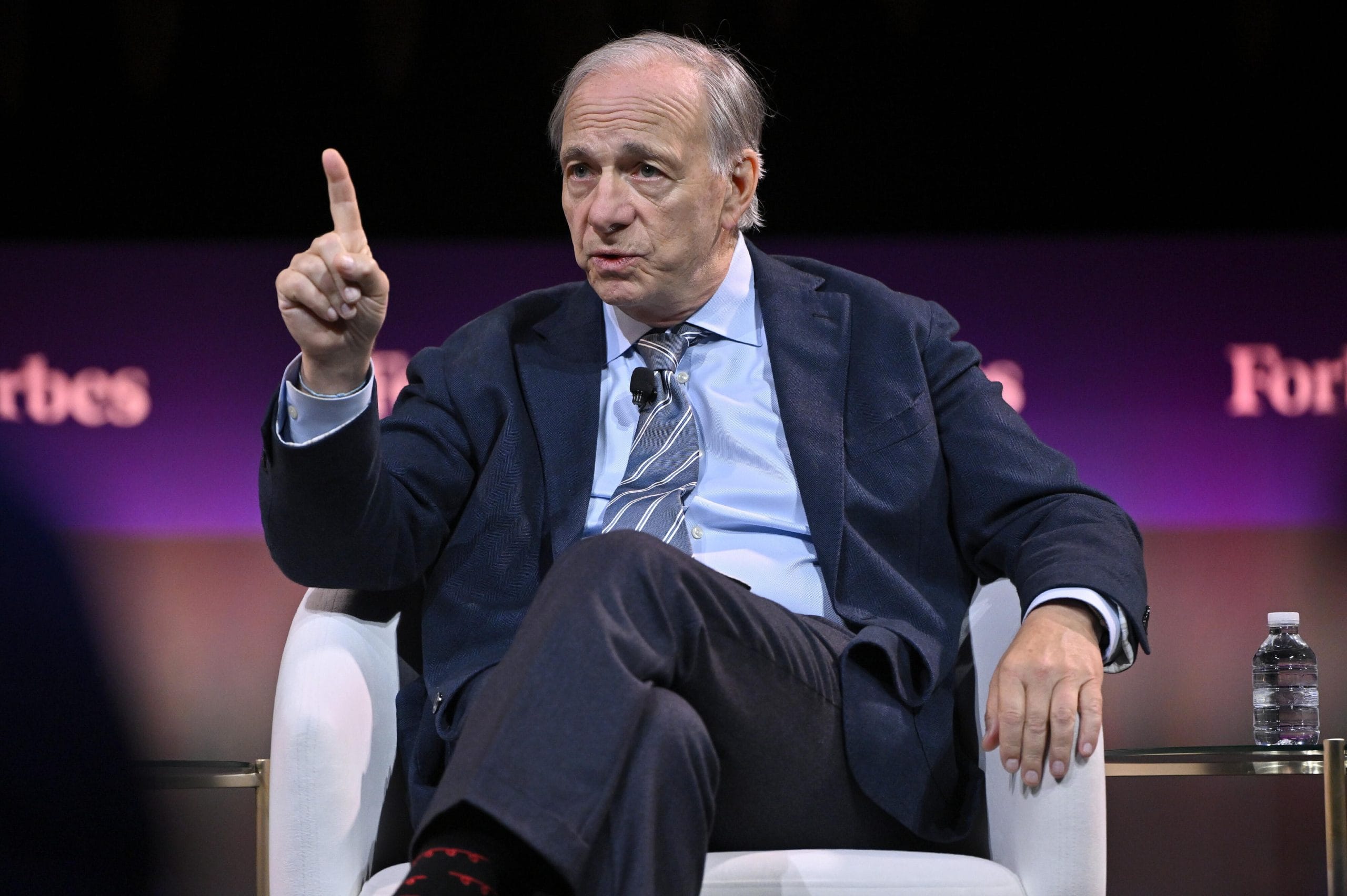 Ray Dalio spricht beim Forbes Iconoclast Summit 2026 in New York über Wirtschaft, Schulden und Finanzmärkte.