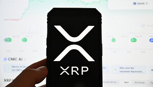 Das Bild zeigt das XRP-Logo auf einem Bildschirm