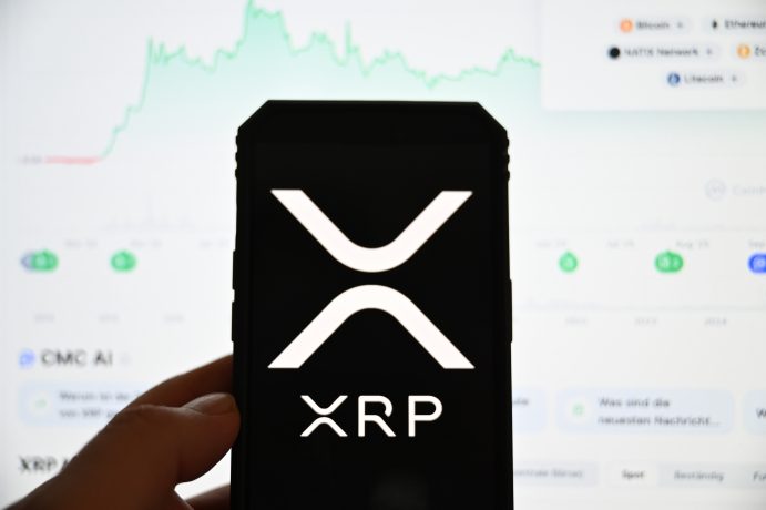 Das Bild zeigt das XRP-Logo auf einem Bildschirm