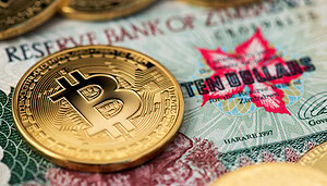 Bitcoin-Münze vor Simbabwe Dollar