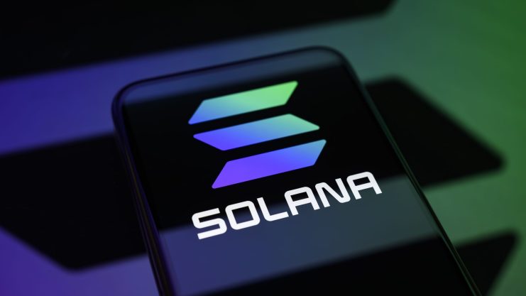 Solana-Logo auf einem Smartphone