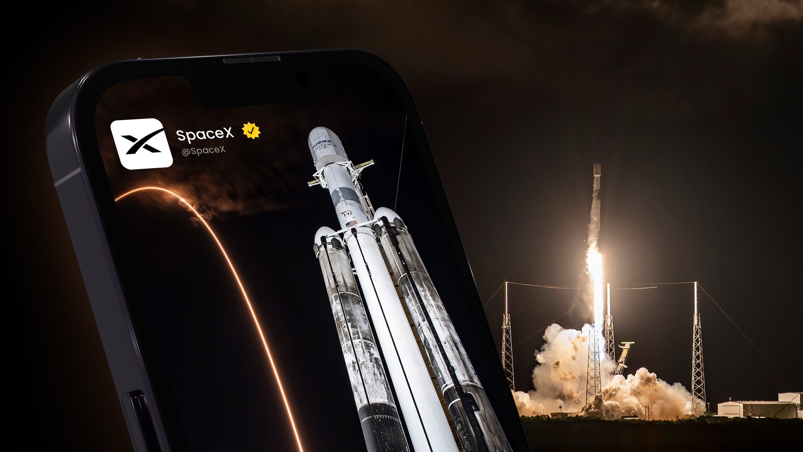 Handy mit SpaceX-Ticker, dahinter Raketenstart