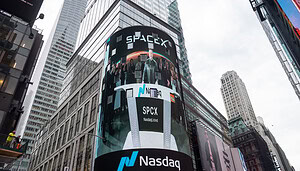 Ein Bildschirm über dem Eingang zur Technologiebörse Nasdaq zeigt Elon Musk und SpaceX-Mitarbeiter beim Börsengang.