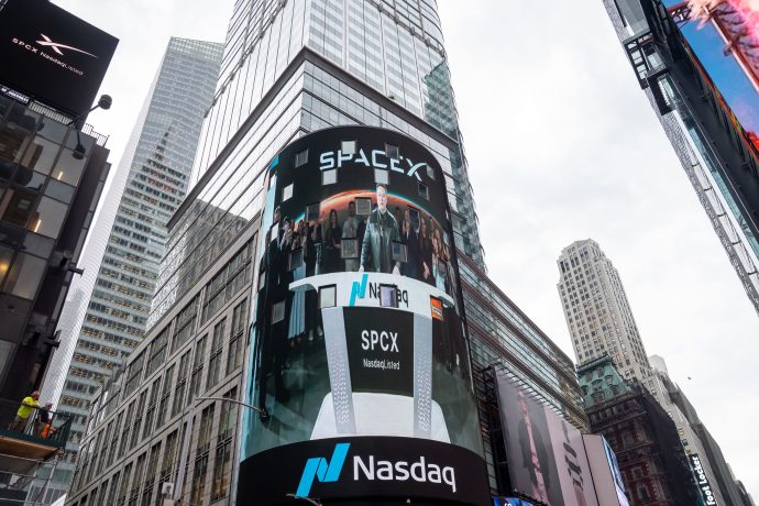 Ein Bildschirm über dem Eingang zur Technologiebörse Nasdaq zeigt Elon Musk und SpaceX-Mitarbeiter beim Börsengang.