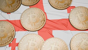 Das Bild zeigt die georgische Flagge und Bitcoin-Münzen