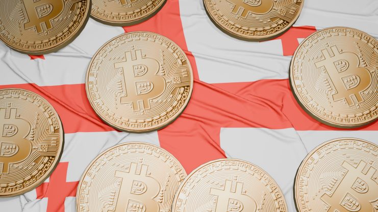 Das Bild zeigt die georgische Flagge und Bitcoin-Münzen