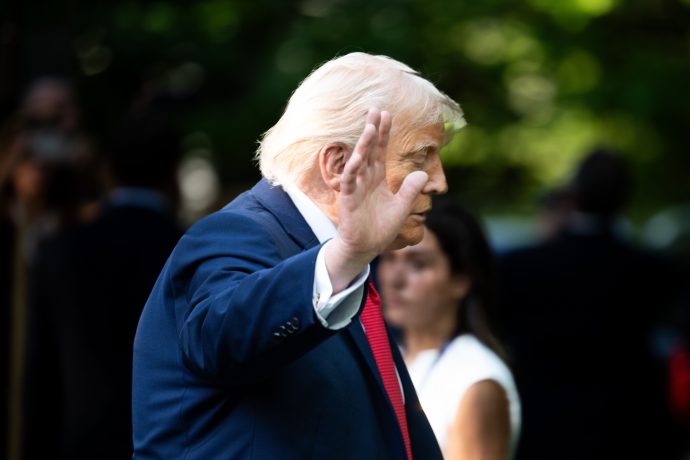 Donald Trump hebt die Hand