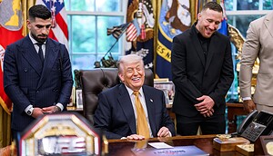 Das Bild zeigt Donald Trump mit UFC-Kämpfern