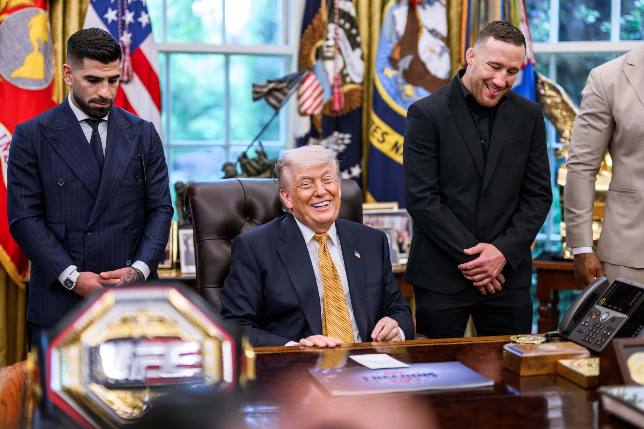 Das Bild zeigt Donald Trump mit UFC-Kämpfern