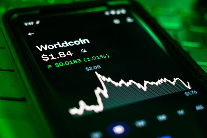 Worldcoin-Kursverlauf auf einem Smartphone