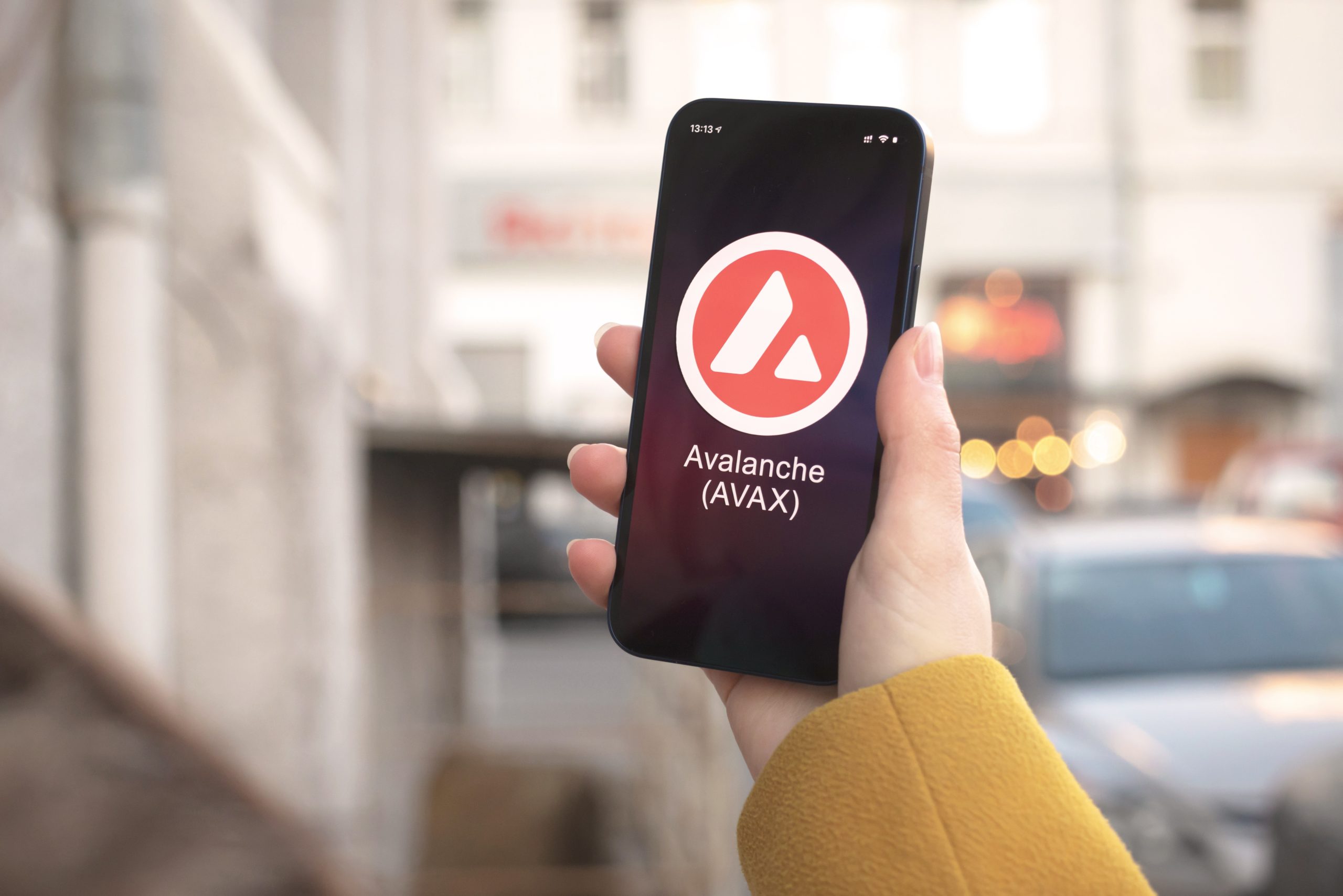 Das Bild zeigt das Avalanche-Logo auf einem Smartphone