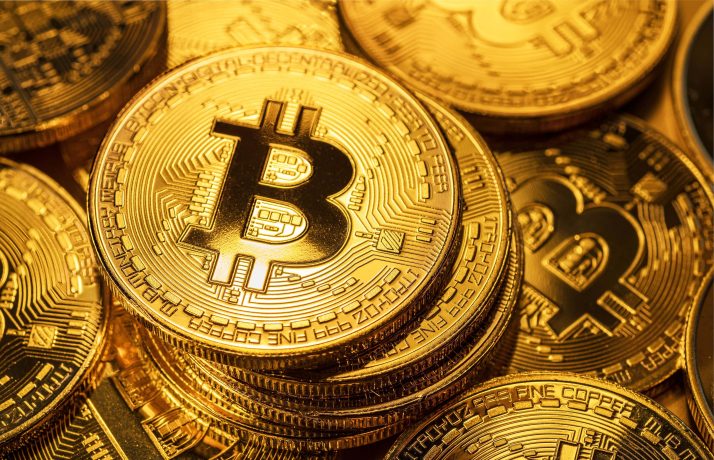 Das Bild zeigt eine Bitcoin-Münze