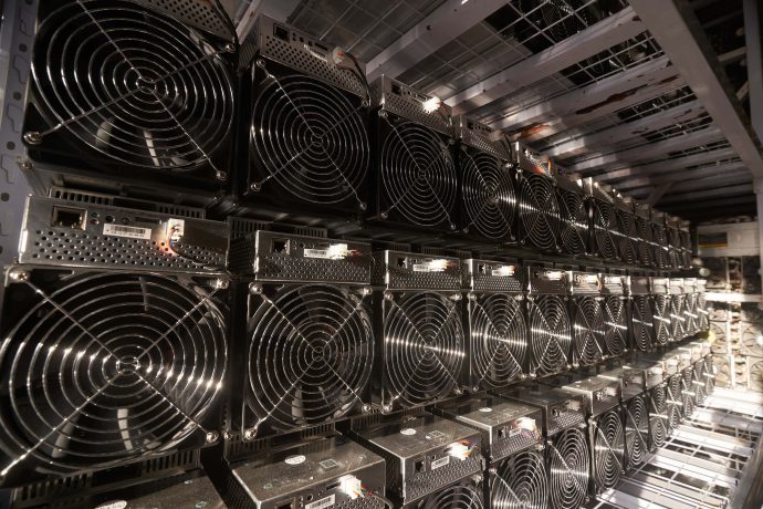 Das Bild zeigt eine Bitcoin Mining-Anlage.
