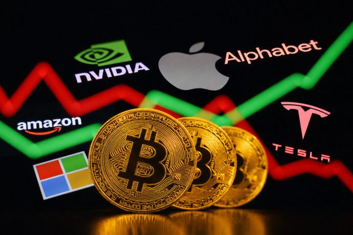 Goldene Bitcoin-Münzen vor den Logos großer Technologieunternehmen und roten sowie grünen Kurslinien.