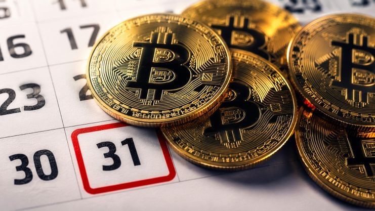 Bitcoin-Münzen über einem Kalender der die 31 rot markiert hat