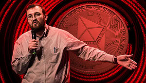 Charles Hoskinson mit Mikrofon vor einer rot beleuchteten Ethereum-Münze.