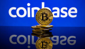 Ein Symbolbild für den Coinbase Bitcoin Bonus: Das Coinbase-Logo mit gehäuften Bitcoins im Vordergrund