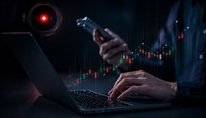 Symbolbild vom Kryptotrading mit Smartphone und Laptop mit Überwachungskamera im Hintergrund