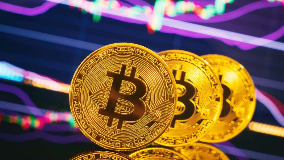 Bitcoin-Münzen vor einem lila Hintergrund