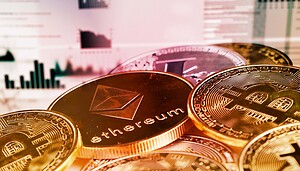 Goldene Münzen mit Emblemen von Bitcoin Ethereum und Litecoin liegen vor verschiedenen Grafiken