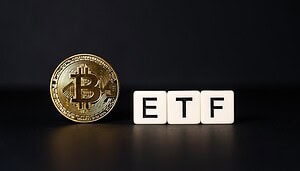 Das Bild zeigt eine Bitcoin-Münze und die Buchstaben "ETF".