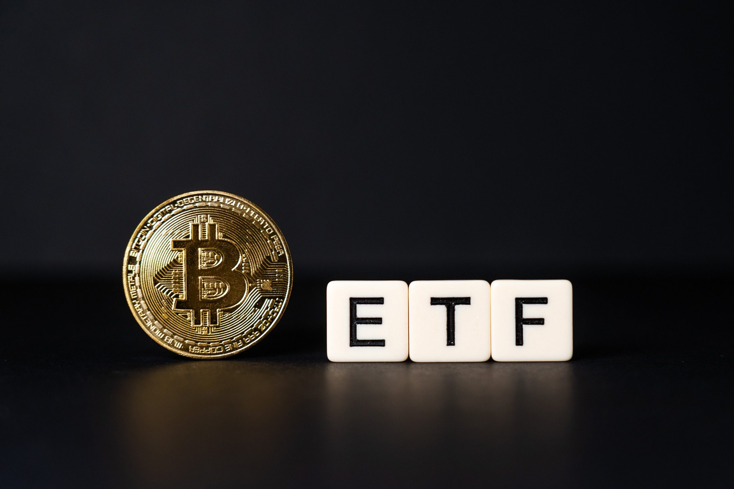 Das Bild zeigt eine Bitcoin-Münze und die Buchstaben "ETF".