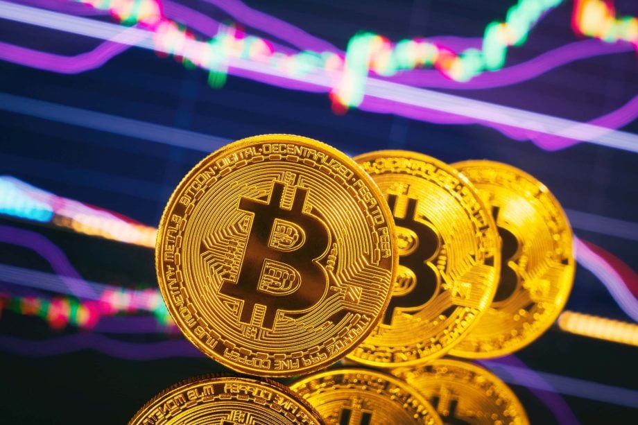 Bitcoin-Münzen vor einem lila Hintergrund
