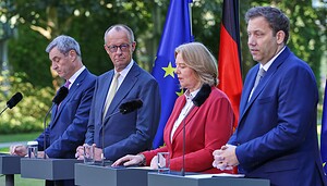 Das Bild zeigt Markus Söder (CSU), Friedrich Merz (CDU), Bärbel Bas (SPD) und Lars Klingbeil (SPD) auf einer Pressekonferenz.