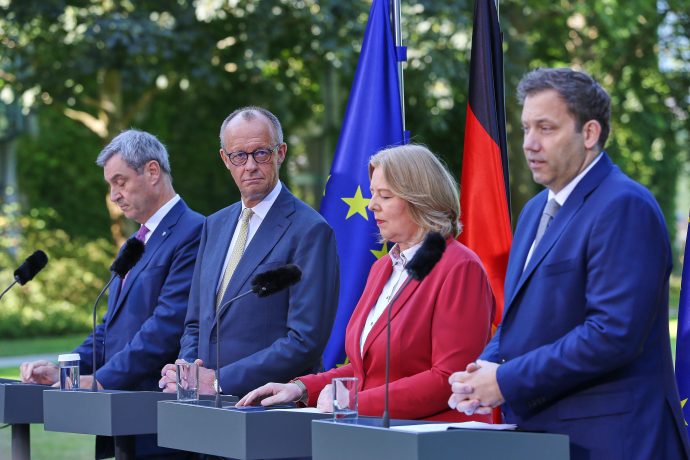 Das Bild zeigt Markus Söder (CSU), Friedrich Merz (CDU), Bärbel Bas (SPD) und Lars Klingbeil (SPD) auf einer Pressekonferenz.