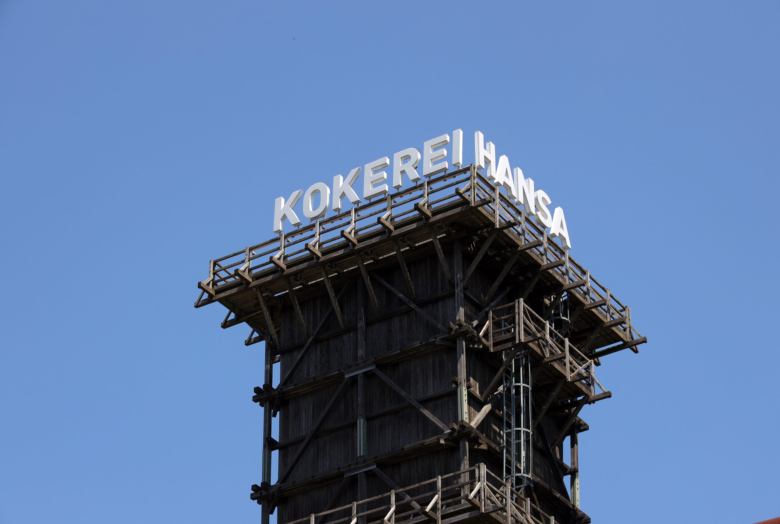 Das Bild zeigt den Turm der Kokerei Hansa.