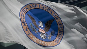 Eine Flagge mit dem Siegel der US-Börsenaufsichtsbehörde ist abgebildet und symbolisiert die Finanzaufsicht, während ein Adler einen Olivenzweig und Pfeile umklammert - ein Symbol, das auf allen Kryptomärkten bekannt ist.