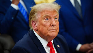 Das Bild zeigt Donald Trump in einem Anzug, wie er nach oben blickt.