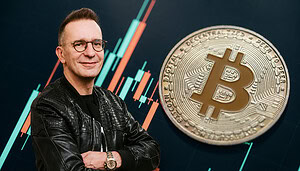 Investmentpunk Gerald Hörhan steht mit verschränkten Armen vor einem Bitcoin-Kurschart und einer großen Bitcoin-Münze.