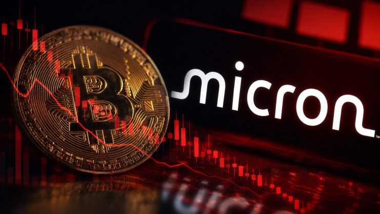 Eine Bitcoin-Münze neben einem Smartphone mit dem Logo von Micron auf rotem Hintergrund und hinter einem Chart Overlay