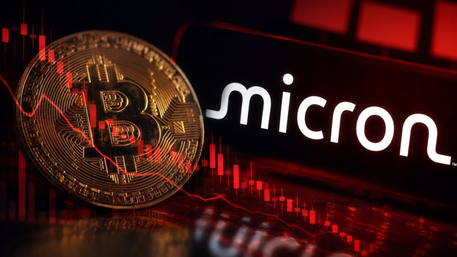 Eine Bitcoin-Münze neben einem Smartphone mit dem Logo von Micron auf rotem Hintergrund und hinter einem Chart Overlay