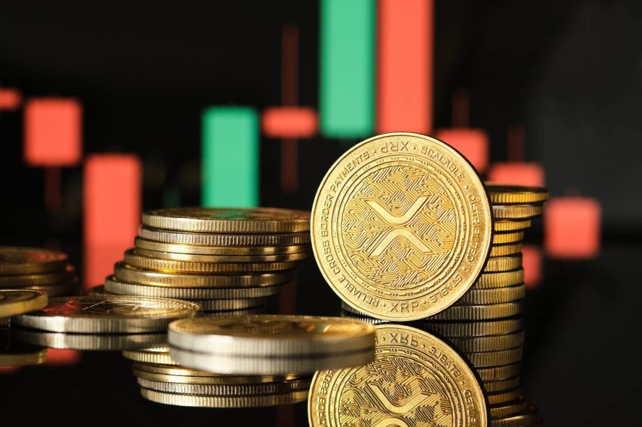 XRP-Münzen vor einem Kerzenchart