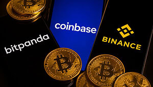 Mehrere Smartphones mit den Logos der Krypto-Börsen Bitpanda, Coinbase und Binance stehen nebeneinander. Im Vordergrund liegen mehrere goldfarbene Bitcoin-Münzen. Das Bild symbolisiert den Wettbewerb und die Präsenz großer Krypto-Handelsplattformen.