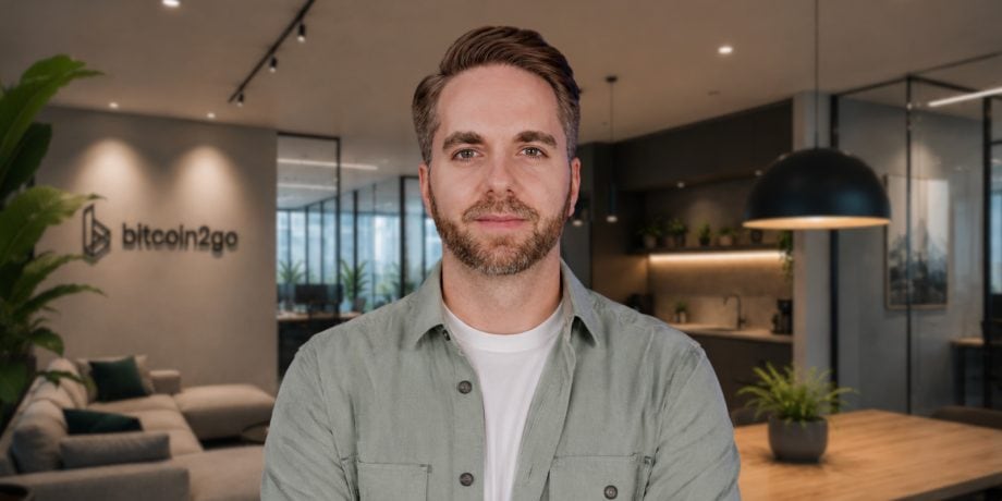 Mann (Mirco Recksiek) schaut in Kamera