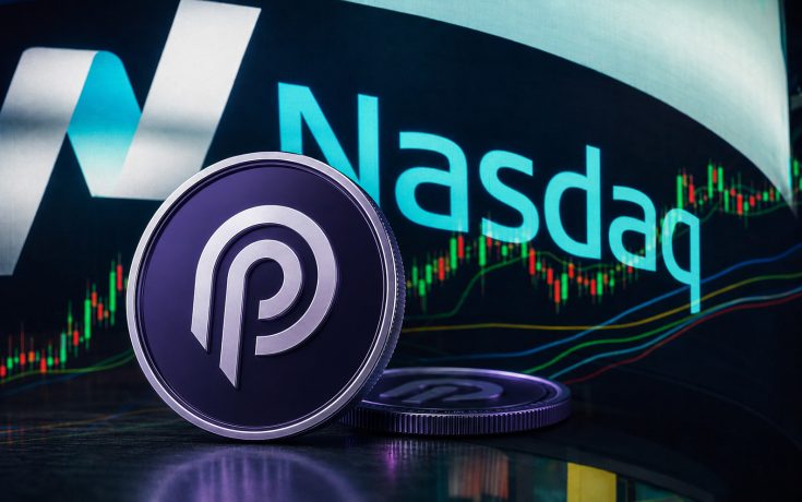 Eine silber-violette Pyth-Münze mit dem Pyth-Logo steht im Vordergrund vor einem großen Nasdaq-Bildschirm mit Börsenlogo und Kursdiagrammen. Die Darstellung symbolisiert die Partnerschaft zwischen Nasdaq und dem Oracle-Netzwerk Pyth sowie die Bereitstellung von Marktdaten über den Pyth Data Marketplace.