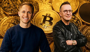 Relai-CEO Julian Liniger und Investmentpunk Gerald Hörhan mit verschränkten Armen vor einem Hintergrund aus zahlreichen Bitcoin-Münzen.