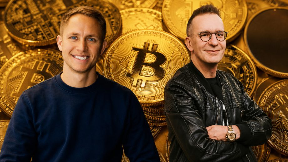 Relai-CEO Julian Liniger und Investmentpunk Gerald Hörhan mit verschränkten Armen vor einem Hintergrund aus zahlreichen Bitcoin-Münzen.