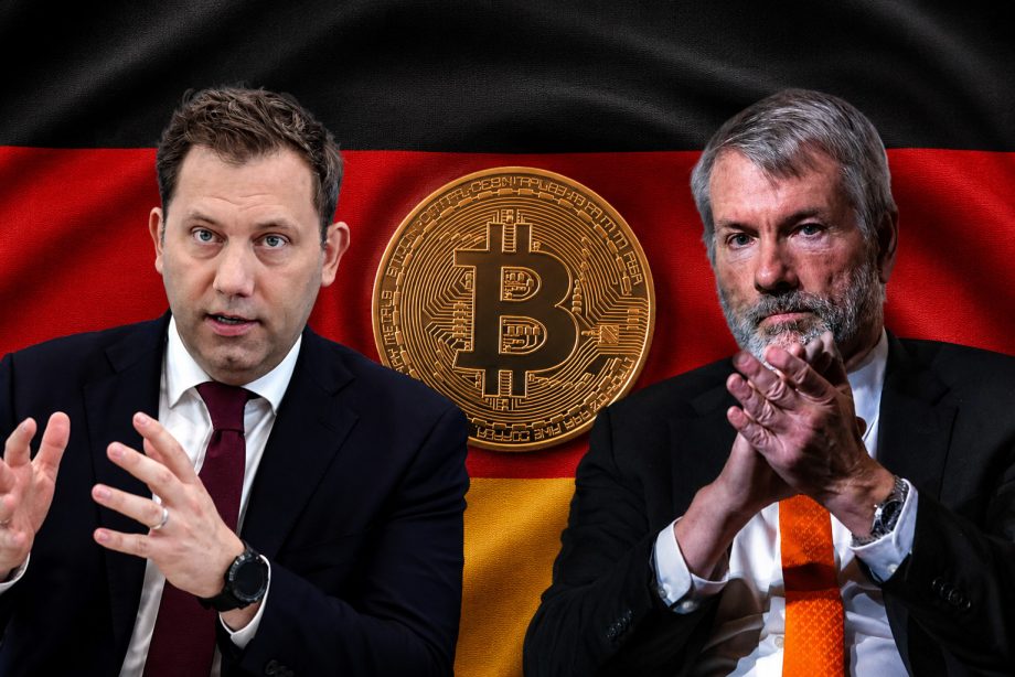 Bundesfinanzminister Lars Klingbeil und Strategy-Mitgründer Michael Saylor stehen links und rechts neben einem Bitcoin vor der Deutschlandflagge. Die Darstellung symbolisiert die Debatte um Bitcoin, Krypto-Regulierung und Steuerpolitik in Deutschland.