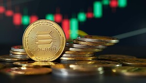 Eine Solana-Münze steht vor einem Kurs-Chart.
